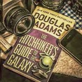Imagem de um livro velho do guia do mochileiro das galáxias